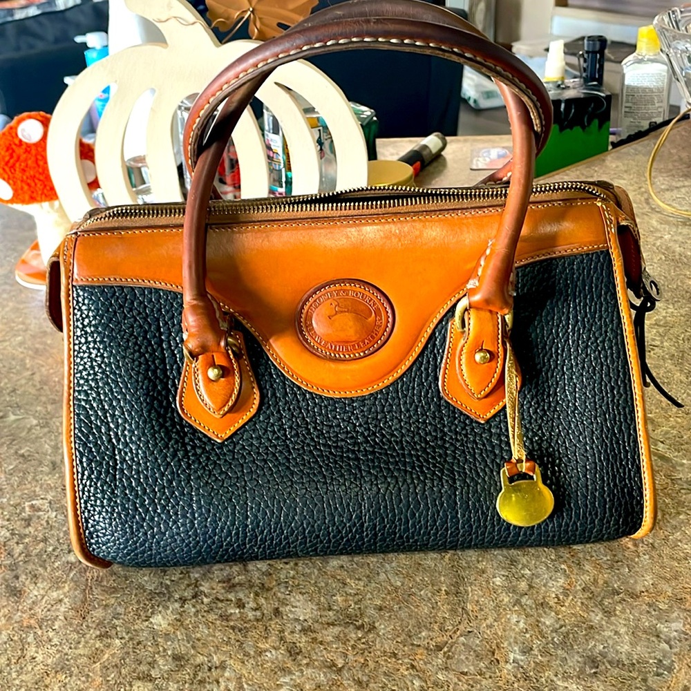 Vintage Dooney and Bourne hand bag. S#735491